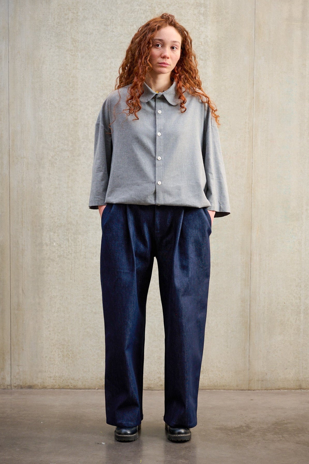 Pantalon droit Aïdama coupe large en denim brut, porté par une mannequin femme et vu de face.