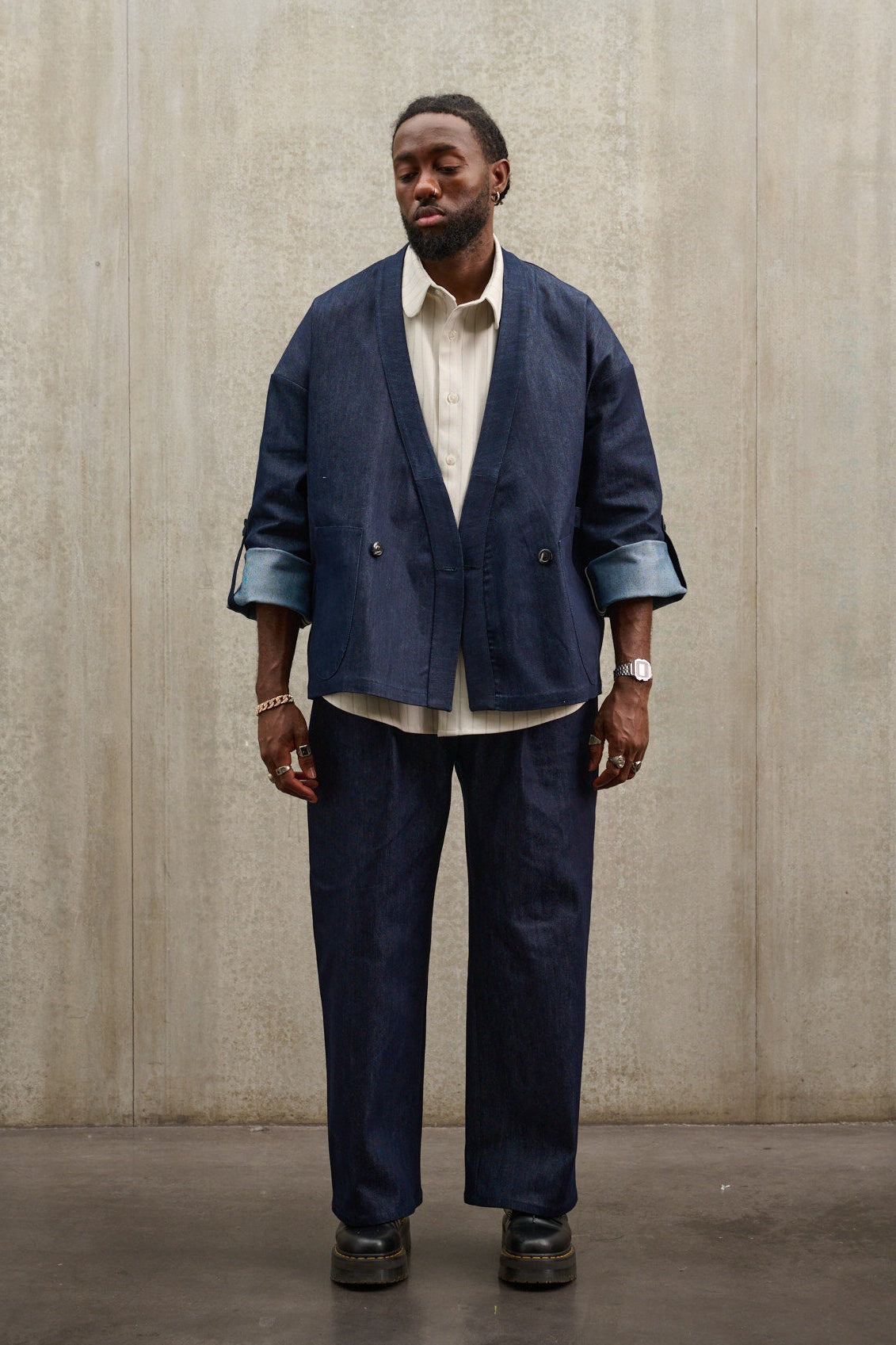 Pantalon droit Aïdama coupe large en denim brut porté par un mannequin homme et vu de face.