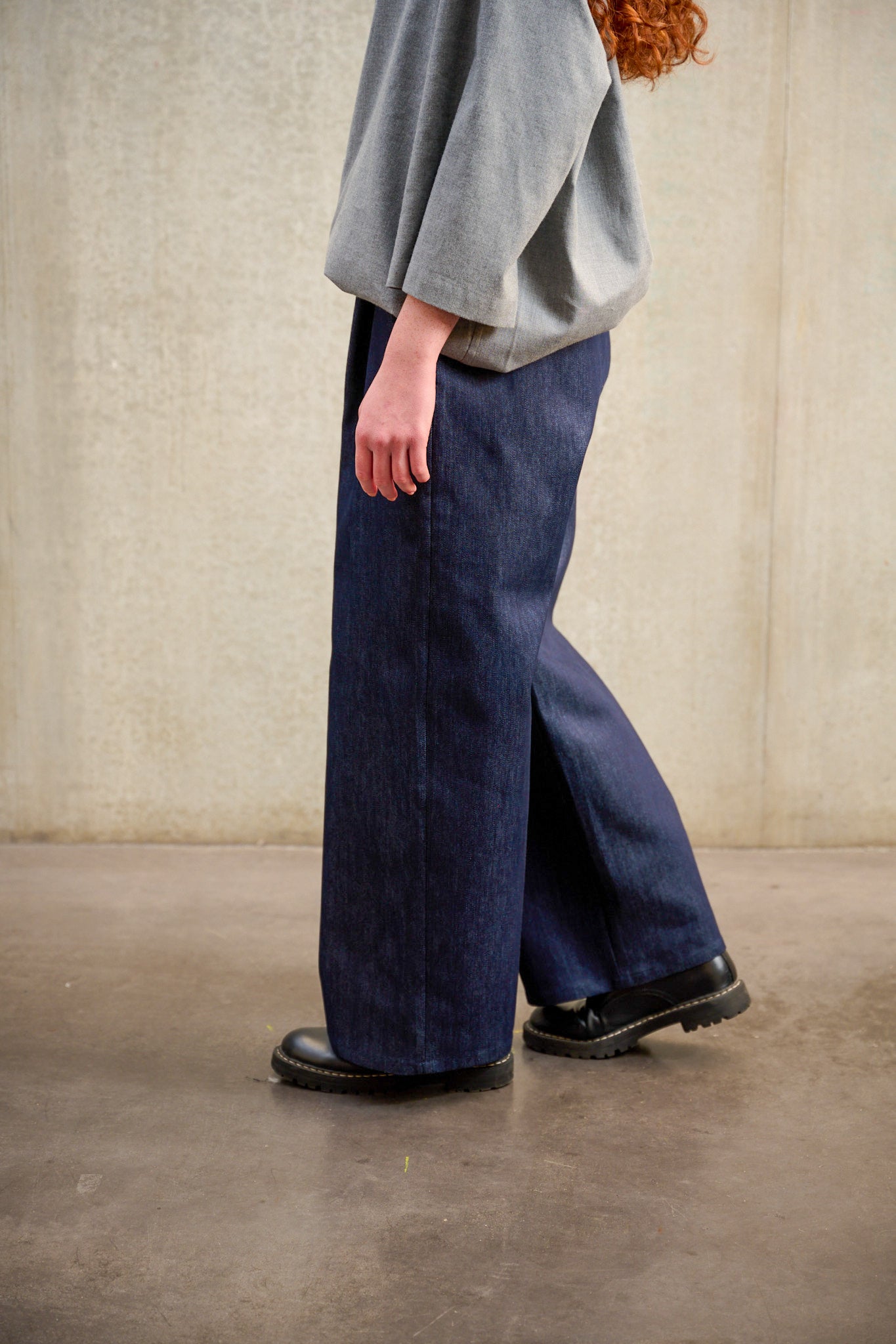 Pantalon droit Aïdama coupe large en denim brut porté par une mannequin femme et vu de profil légèrement zoomée.