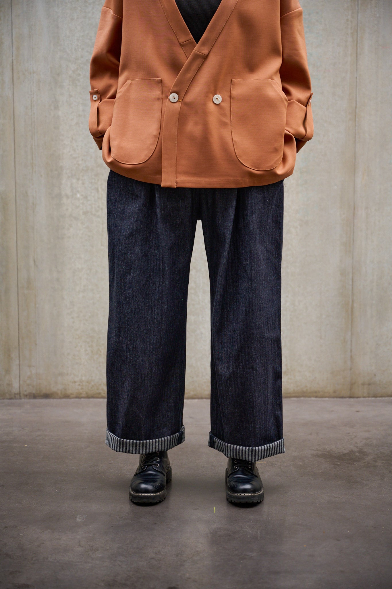 Pantalon droit Aïdama, coupe oversize en denim japonais rayé. Porté par une mannequin femme et vu de face.