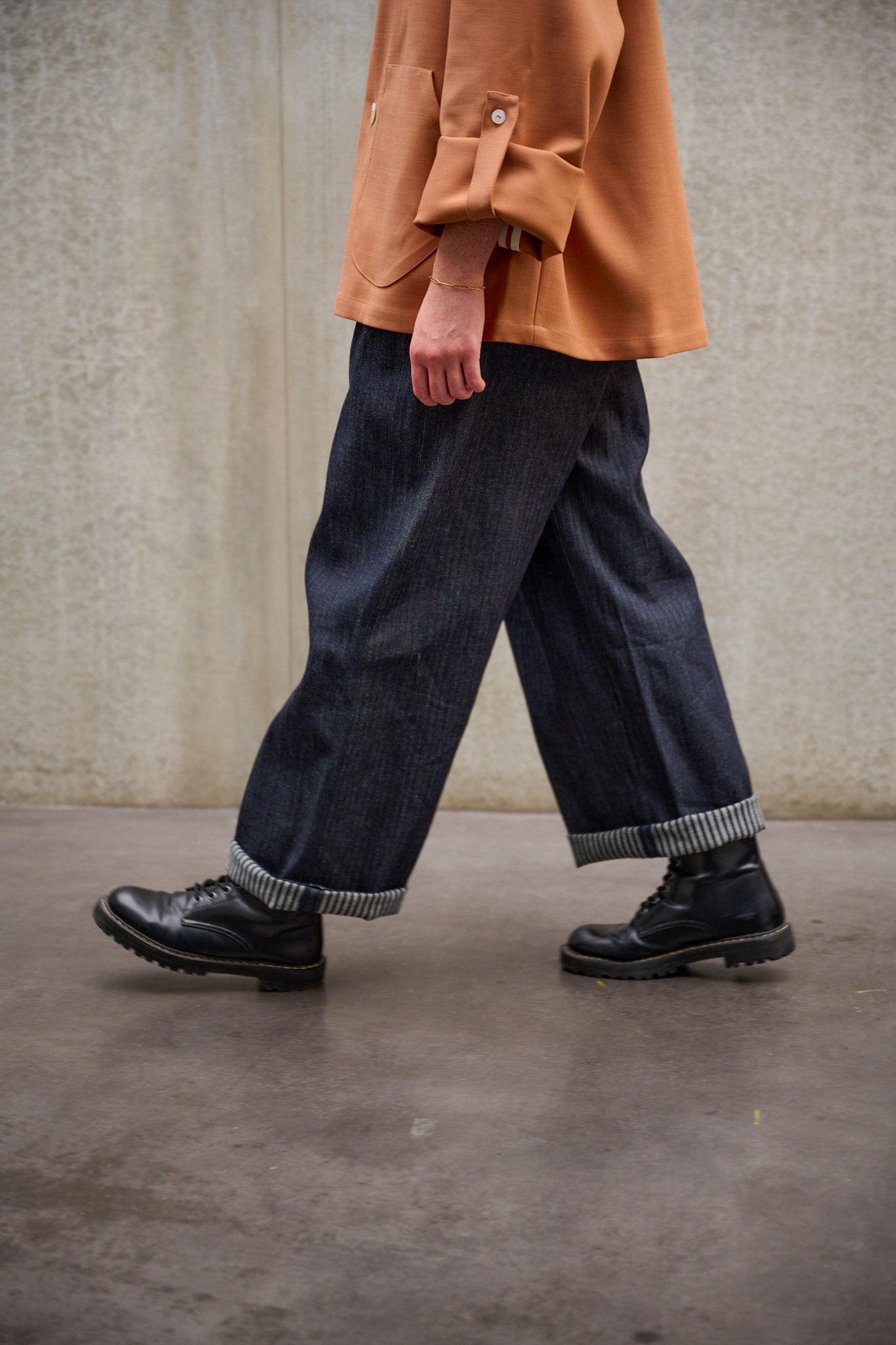 Pantalon droit Aïdama, coupe oversize en denim japonais rayé. Porté par une mannequin femme et vu de profil.