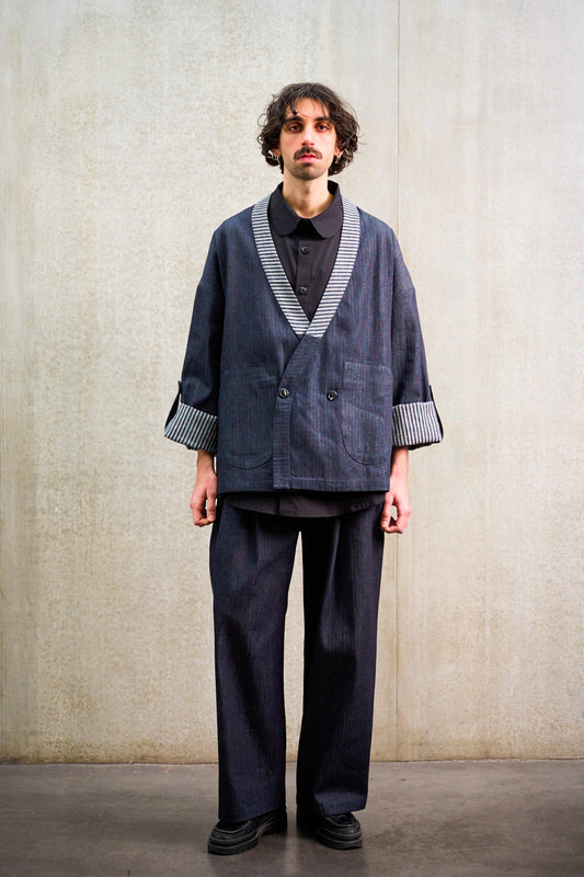 Pantalon droit Aïdama, coupe oversize en denim japonais rayé. Porté par un mannequin homme vu de face.