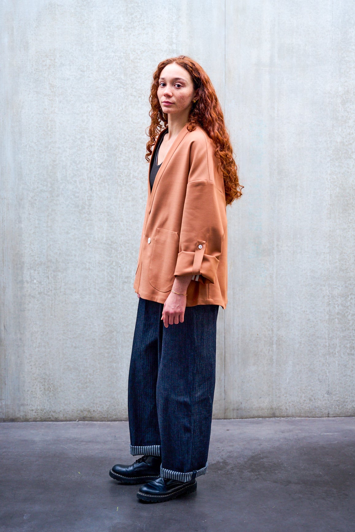 Pantalon droit Aïdama, coupe oversize en denim japonais rayé. Porté par une mannequin femme et vu de trois quarts.