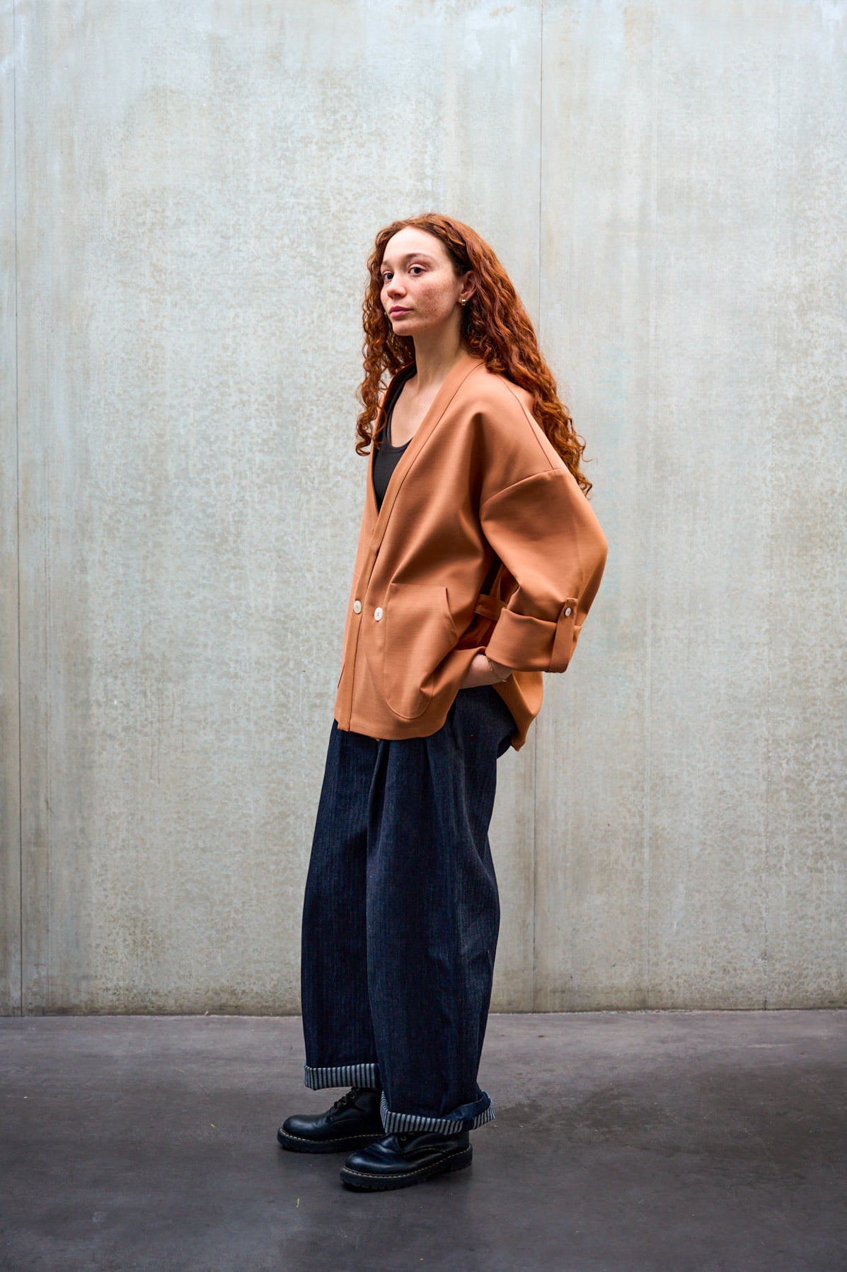 Pantalon droit Aïdama, coupe oversize en denim japonais rayé. Porté par une mannequin femme et vu de trois quarts.