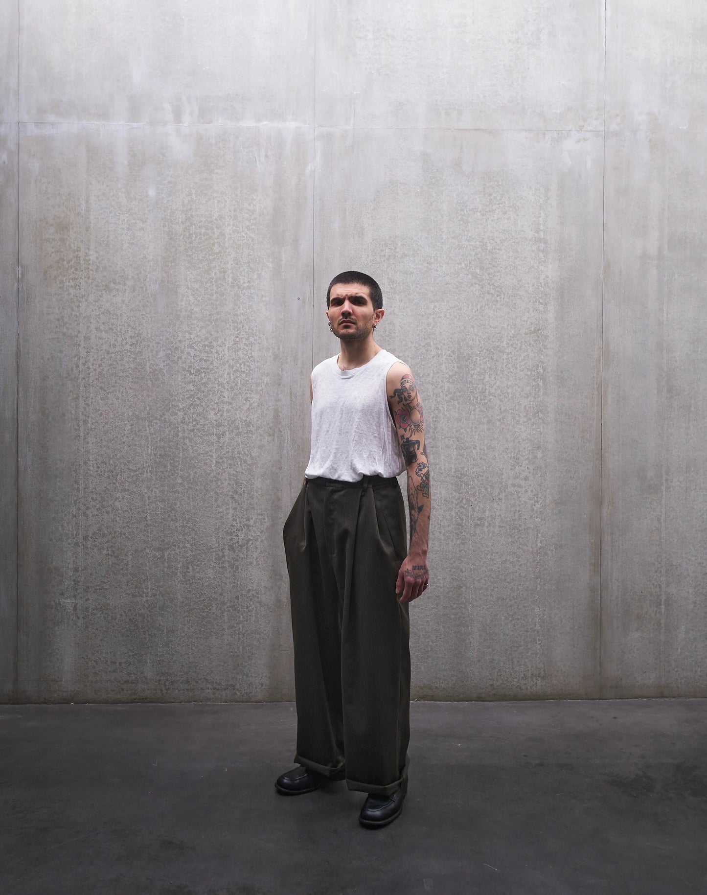 Pantalon droit Aïdama, coupe oversize en laine froide vert chiné. Porté par un mannequin homme et vu de face.