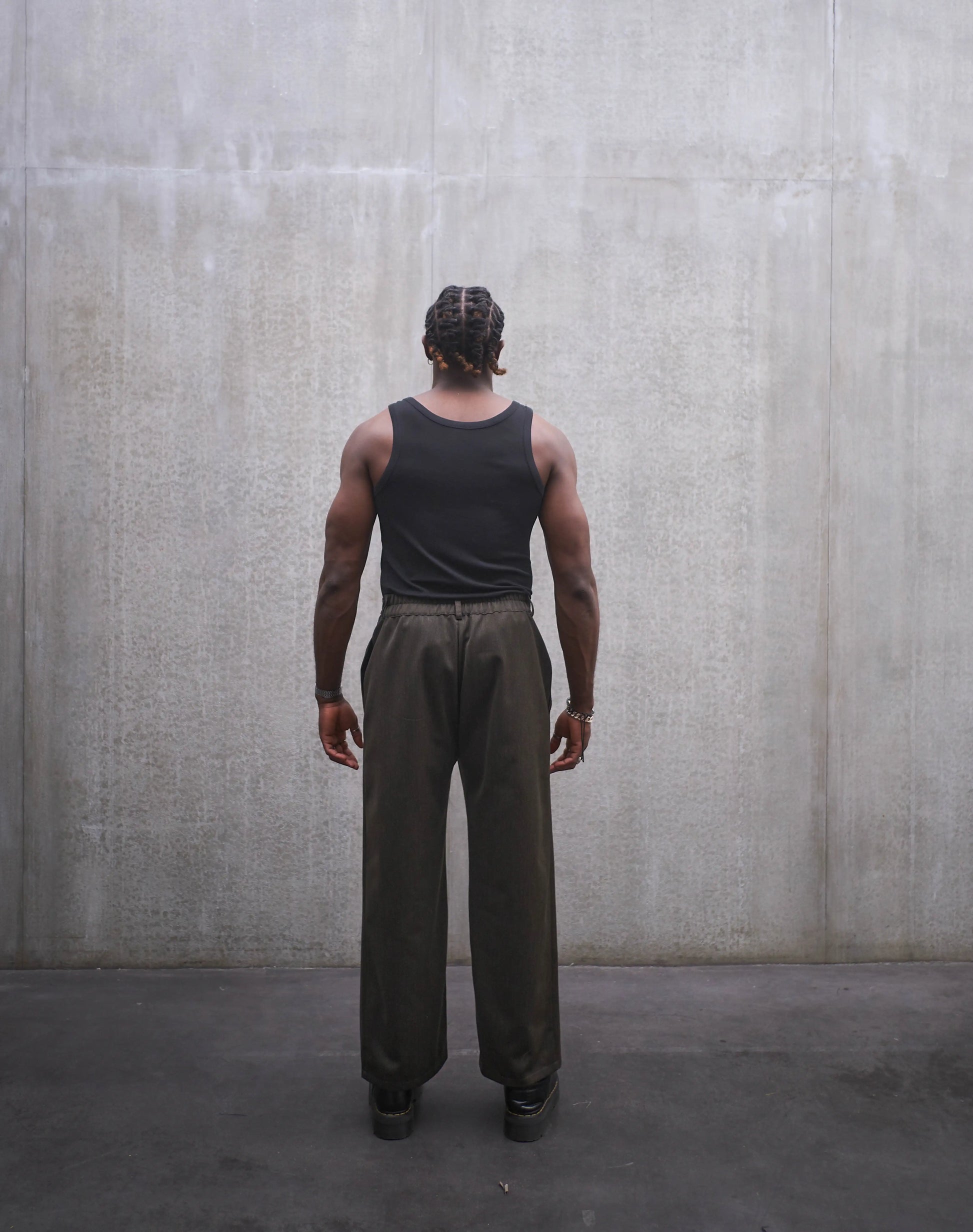 Pantalon droit Aïdama, coupe oversize en laine froide vert chiné. Porté par un mannequin homme et vu de dos.