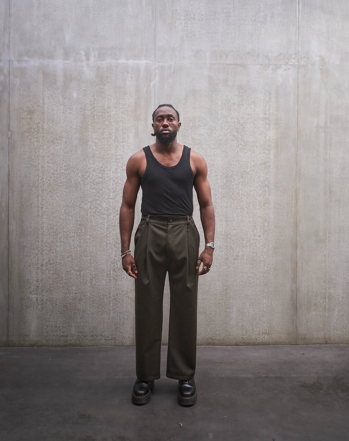 Pantalon droit Aïdama, coupe oversize en laine froide vert chiné. Porté par un mannequin homme et vu de face.