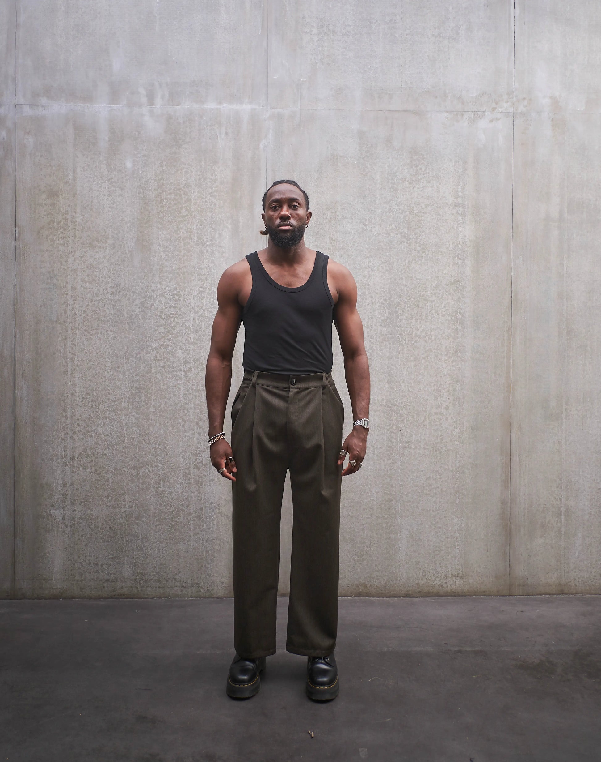 Pantalon droit Aïdama, coupe oversize en laine froide vert chiné. Porté par un mannequin homme et vu de face.
