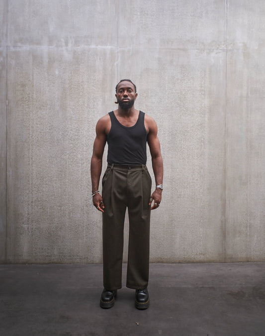 Pantalon droit Aïdama, coupe oversize en laine froide vert chiné. Porté par un mannequin homme et vu de face.