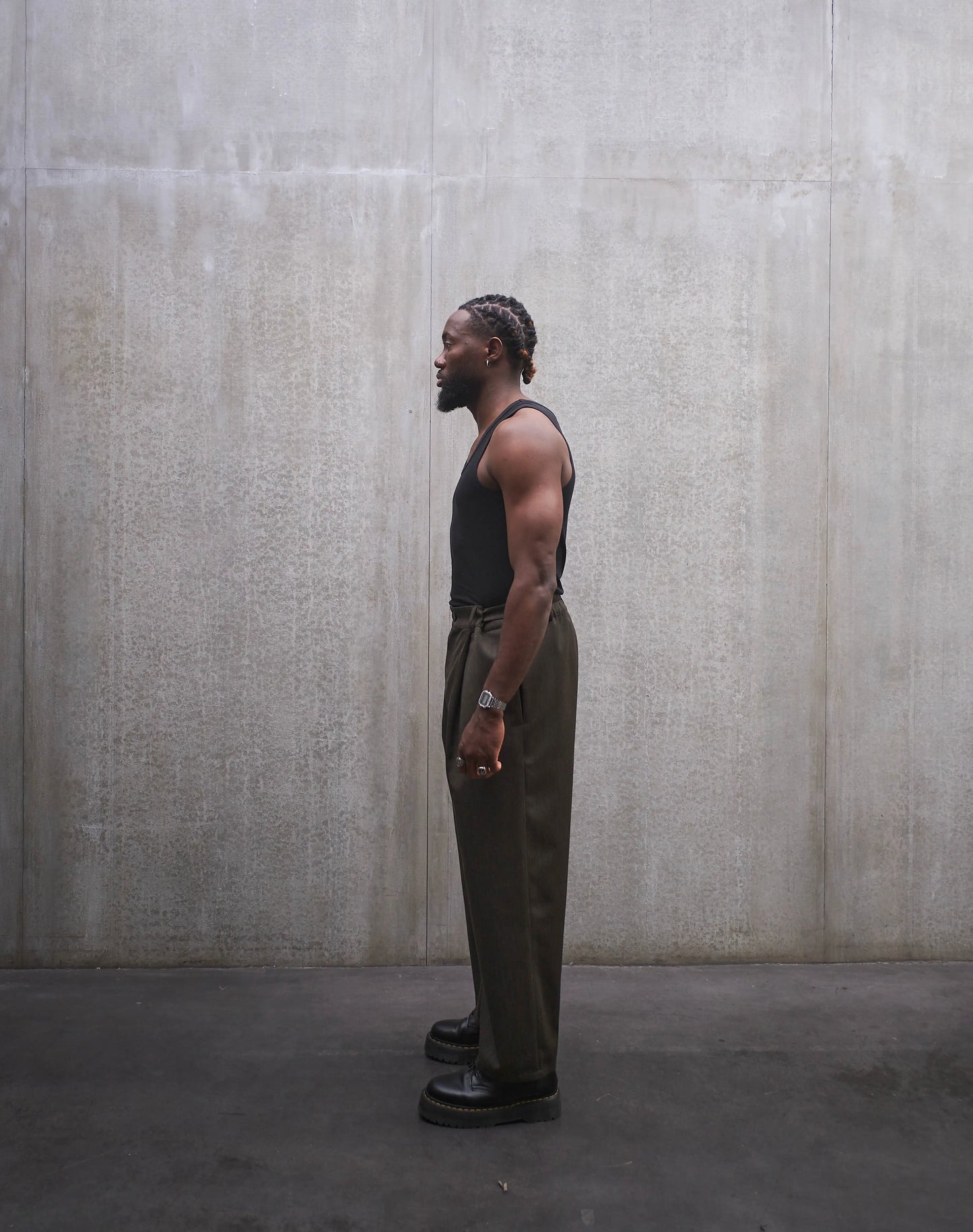 Pantalon droit Aïdama, coupe oversize en laine froide vert chiné. Porté par un mannequin homme et vu de profil.