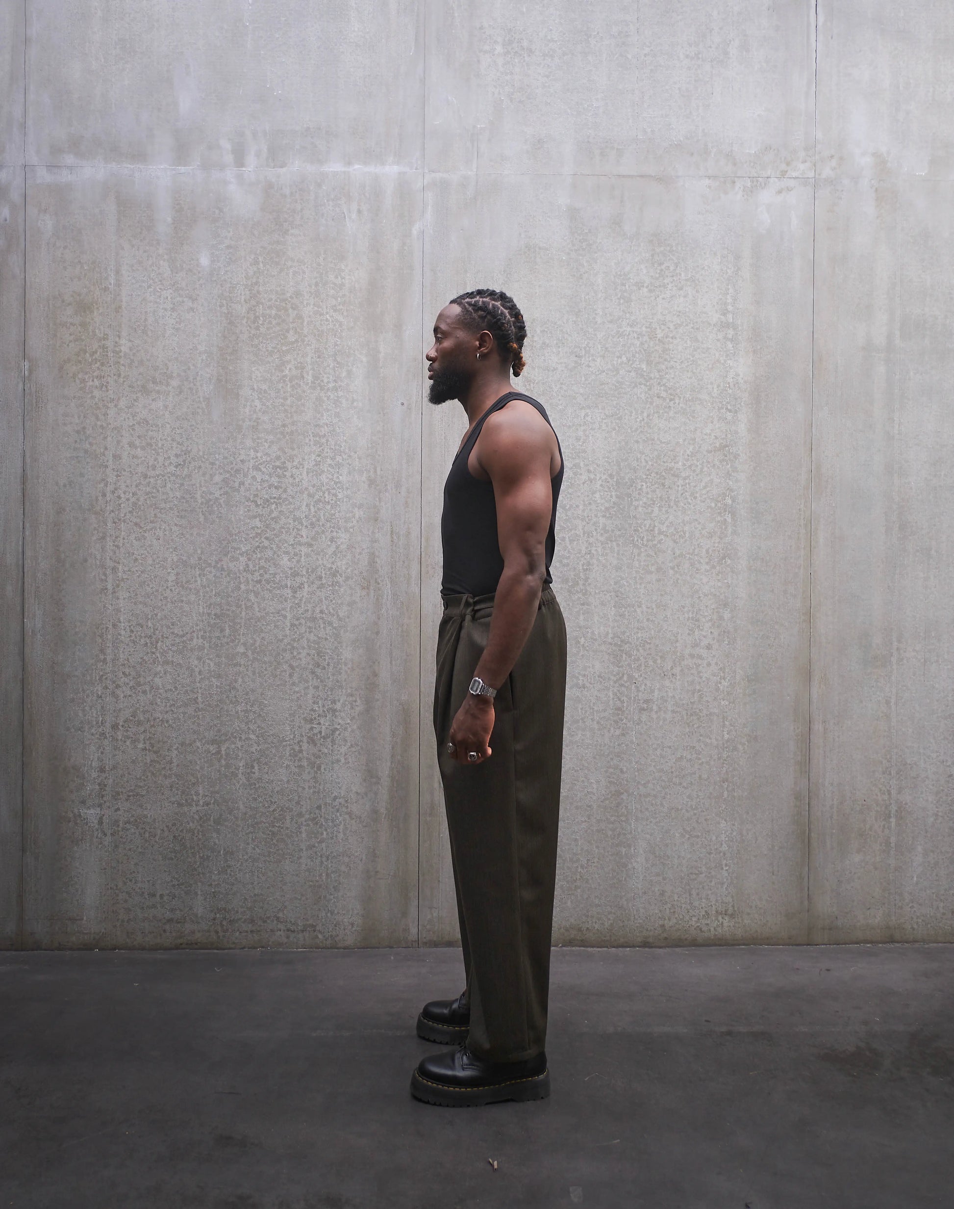 Pantalon droit Aïdama, coupe oversize en laine froide vert chiné. Porté par un mannequin homme et vu de profil.
