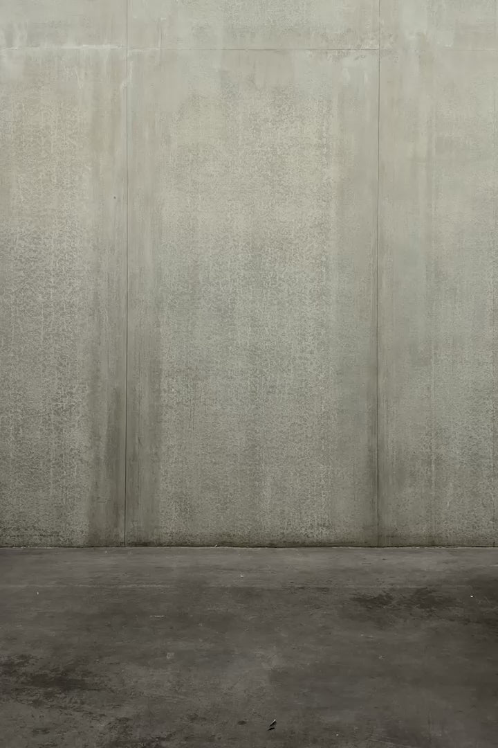 Chemise oversize à manches courtes et col club Aïdama modèle Marui en coton blanc à pois bleus. Portée par une mannequin femme et vue en mouvement à 360°.