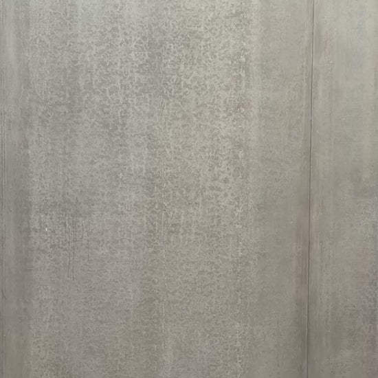 T-shirt oversize à col rond de la marque Aïdama, modèle Haku en jersey côtelé de coton gris chiné. Porté par un mannequin homme et vue en mouvement à 360°.