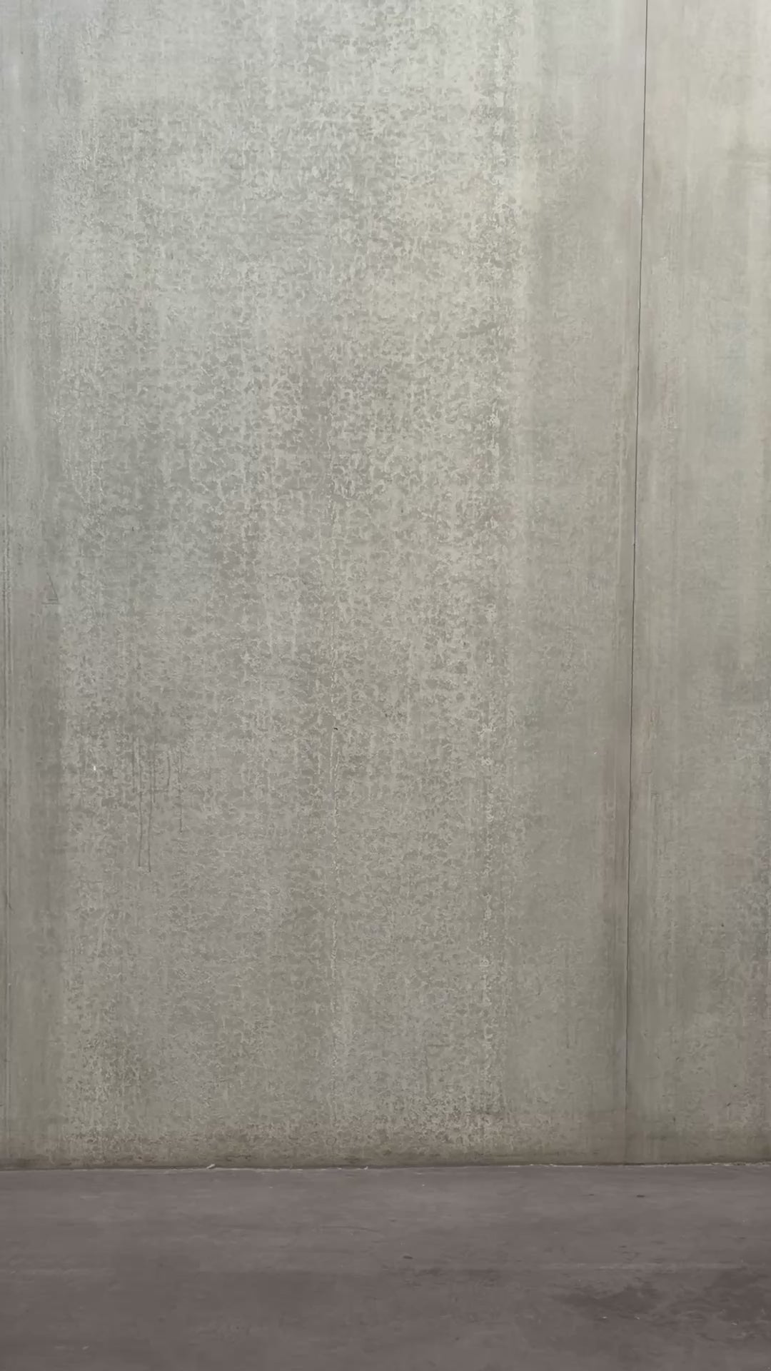 T-shirt oversize à col rond de la marque Aïdama, modèle Haku en jersey côtelé de coton gris chiné. Porté par un mannequin homme et vue en mouvement à 360°.