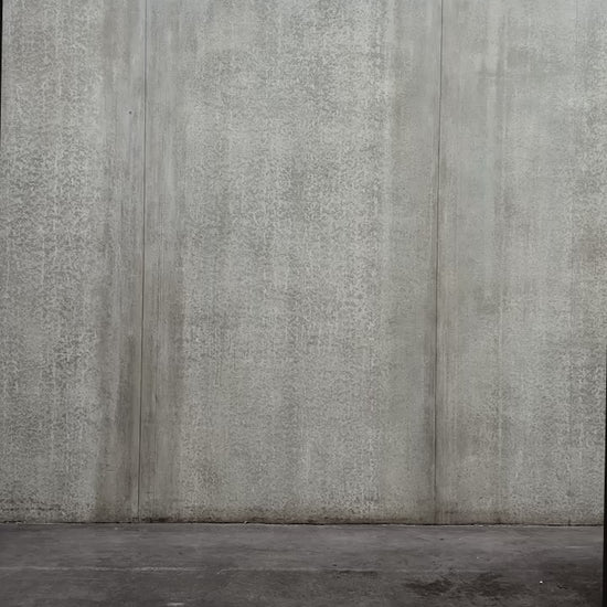 Chemise oversize à manches courtes et col club Aïdama modèle Marui en coton blanc à pois bleus. Portée par un mannequin homme et vue en mouvement à 360°.
