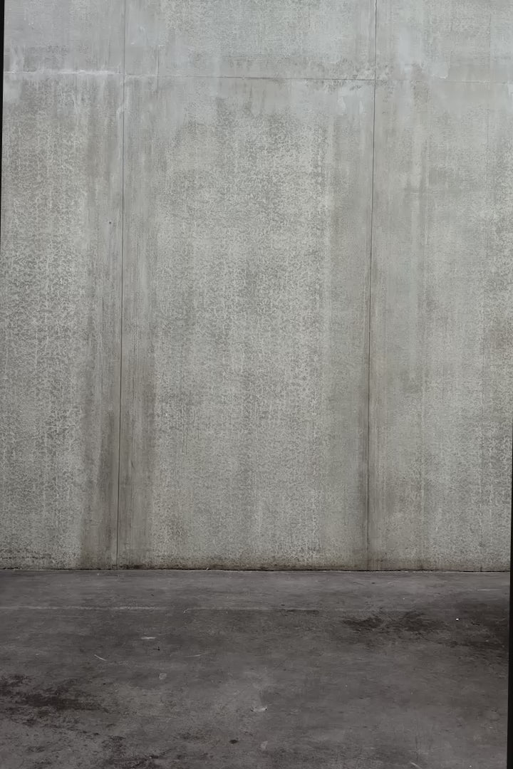 Chemise oversize à manches courtes et col club Aïdama modèle Marui en coton blanc à pois bleus. Portée par un mannequin homme et vue en mouvement à 360°.