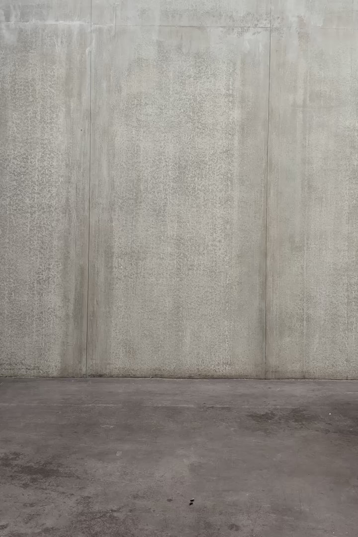 Pantalon circulaire Aïdama, coupe ballon en laine froide vert chiné. Porté par une mannequin femme et vu en mouvement à 360°.