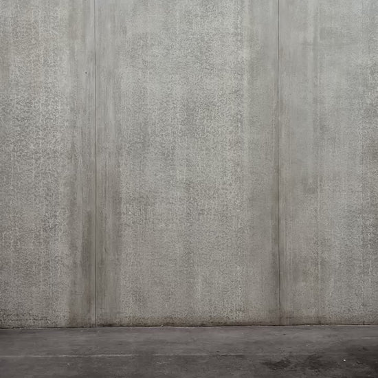 Pantalon circulaire Aïdama, coupe ballon en coton beige. Porté par un mannequin homme et vu en mouvement à 360°.