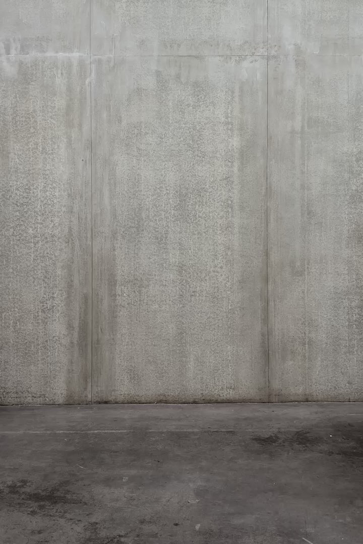 Pantalon circulaire Aïdama, coupe ballon en coton beige. Porté par un mannequin homme et vu en mouvement à 360°.