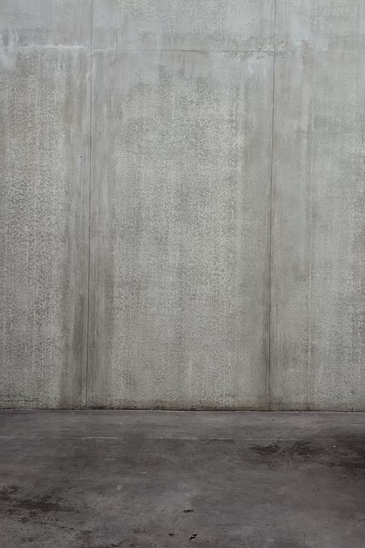 Chemise oversize à manche longue et col rond Aïdama modèle Ao en popeline de coton noir. Portée par un mannequin homme et vue en mouvement à 360°