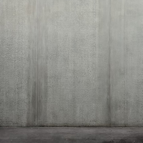 Chemise oversize à manche longue et col rond Aïdama modèle Ao en coton blanc à pois bleus. Portée par une mannequin femme et vue en mouvement à 360°