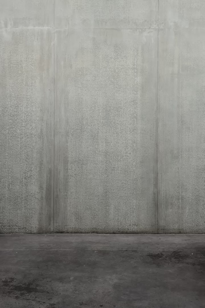 Chemise oversize à manche longue et col rond Aïdama modèle Ao en coton blanc à pois bleus. Portée par une mannequin femme et vue en mouvement à 360°