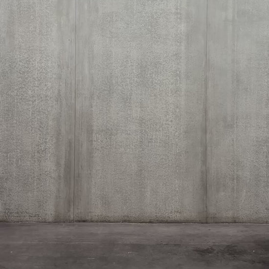 Chemise oversize à manche longue et col rond Aïdama modèle Ao en popeline de coton noir. Portée par un mannequin homme et vue en mouvement à 360°