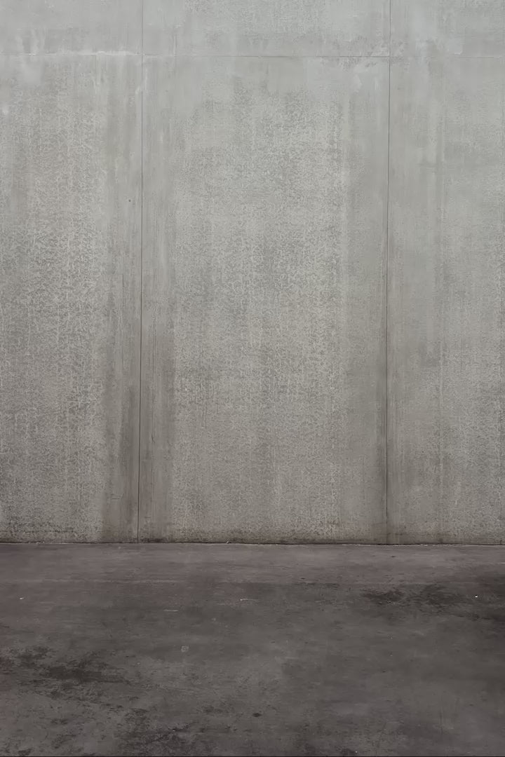 Chemise oversize à manche longue et col rond Aïdama modèle Ao en popeline de coton noir. Portée par un mannequin homme et vue en mouvement à 360°