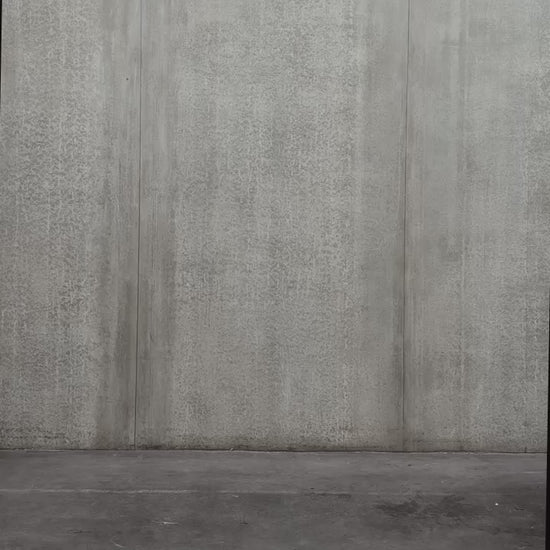 Pantalon droit Aïdama, coupe oversize en coton beige. Porté par un mannequin homme et vu en mouvement à 360°.