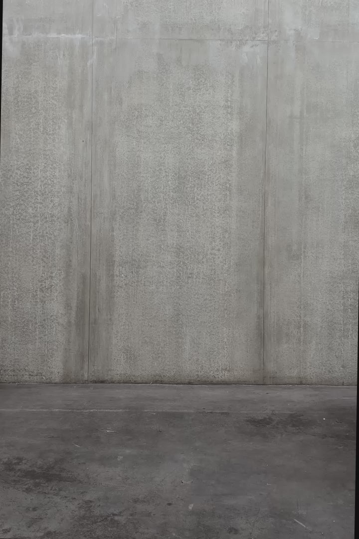 Pantalon droit Aïdama, coupe oversize en coton beige. Porté par un mannequin homme et vu en mouvement à 360°.