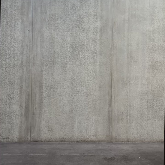 Chemise oversize à manche longue et col rond Aïdama modèle Ao en coton blanc à pois bleus. Portée par un mannequin homme et vue en mouvement à 360°