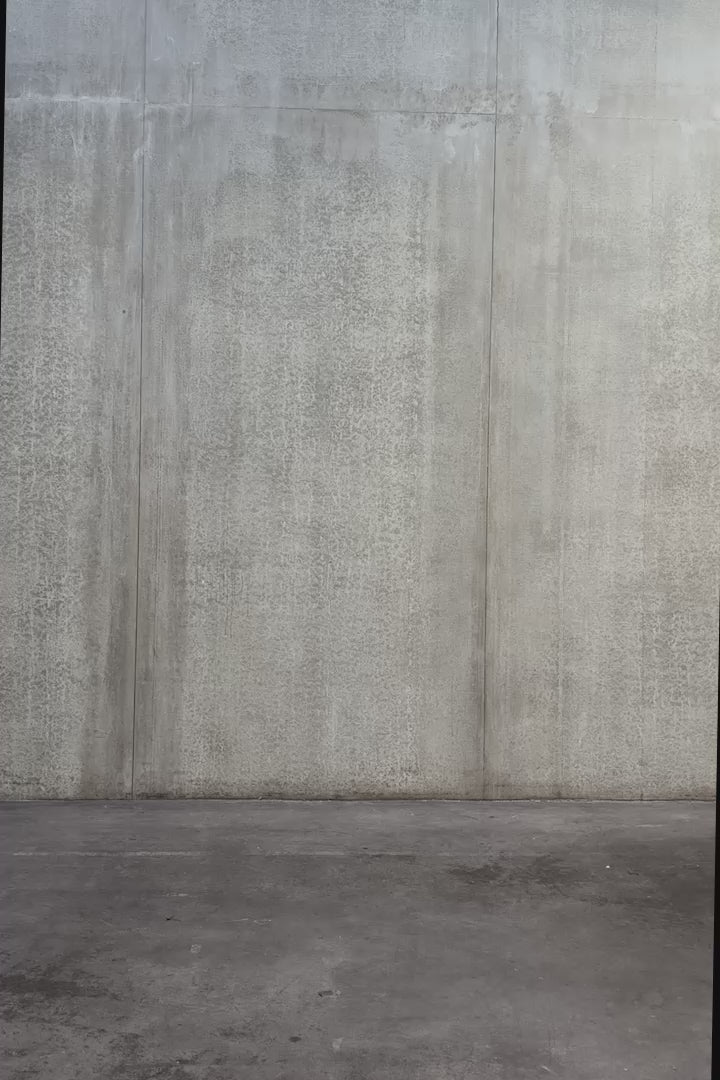 Chemise oversize à manche longue et col rond Aïdama modèle Ao en coton blanc à pois bleus. Portée par un mannequin homme et vue en mouvement à 360°