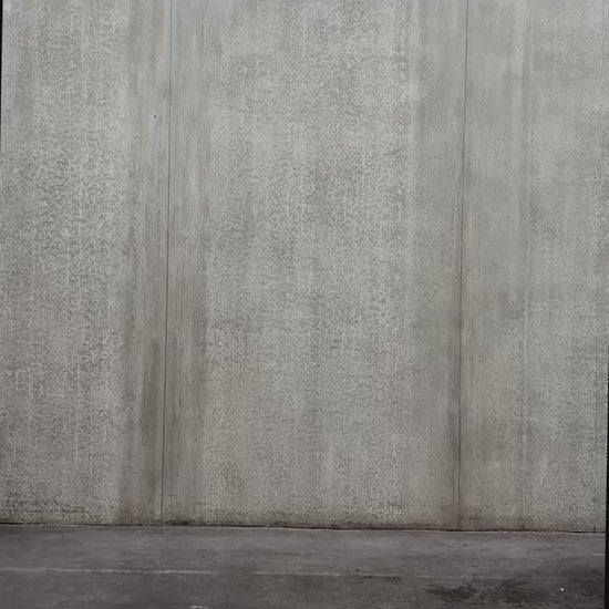 Short oversize Aïdama, coupe ballon en laine froide marron chiné. Porté par une mannequin femme et vu en mouvement à 360°.