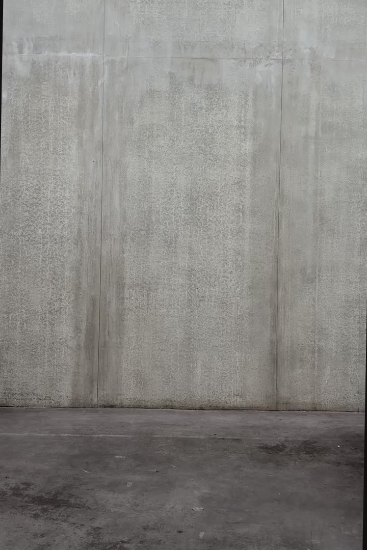 Short oversize Aïdama, coupe ballon en laine froide marron chiné. Porté par une mannequin femme et vu en mouvement à 360°.