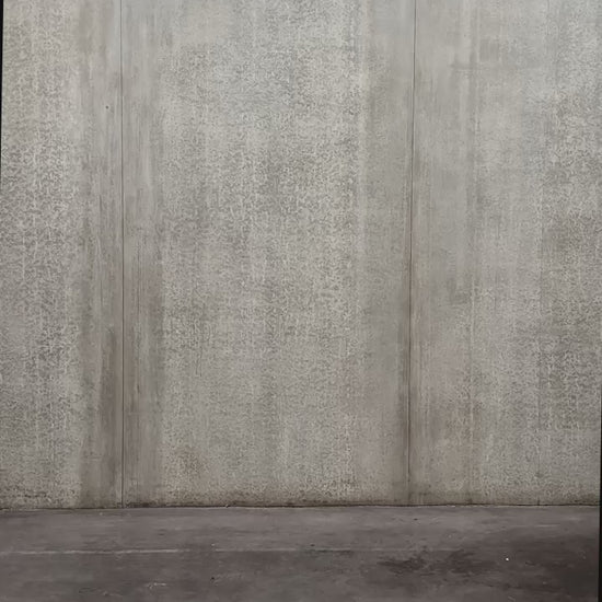 Short oversize Aïdama, coupe ballon en laine froide marron chiné. Porté par un mannequin homme et vu en mouvement à 360°.