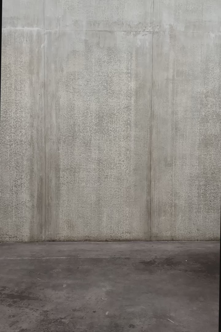 Short oversize Aïdama, coupe ballon en laine froide marron chiné. Porté par un mannequin homme et vu en mouvement à 360°.