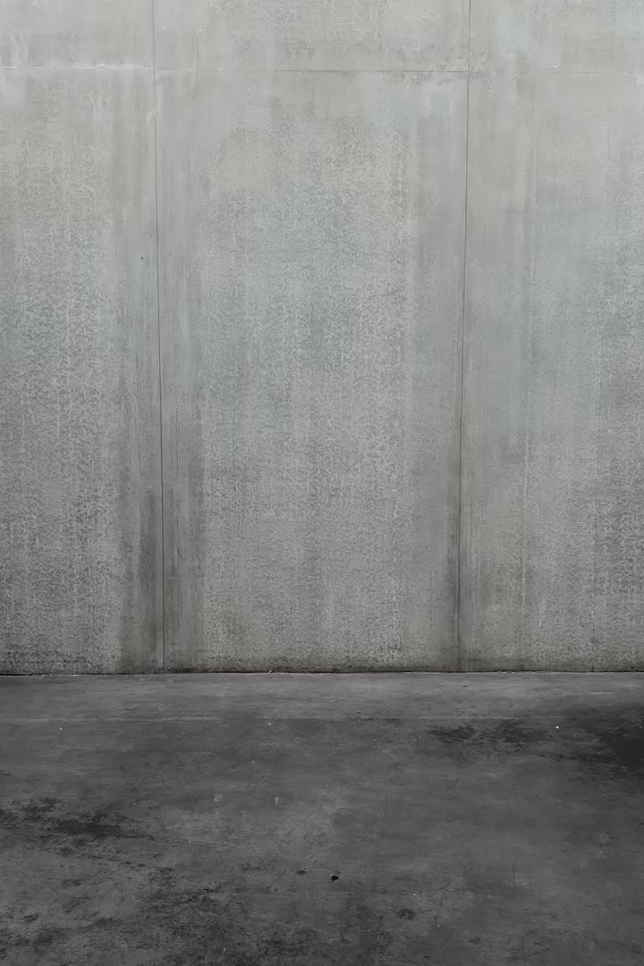 Pantalon circulaire Aïdama, coupe ballon en coton beige. Porté par une mannequin femme et vu en mouvement à 360°