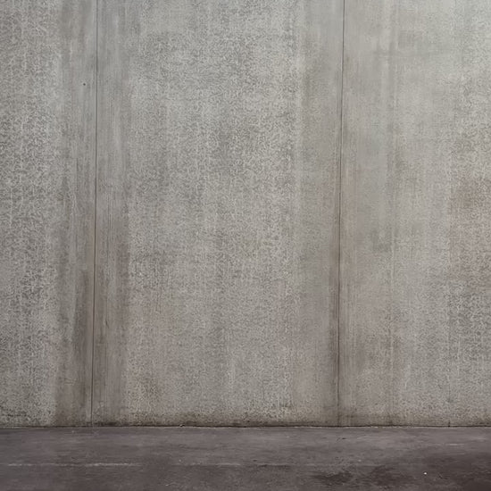 Pantalon droit Aïdama, coupe oversize en laine froide vert chiné. Porté par un mannequin homme et vu en mouvement à 360°.