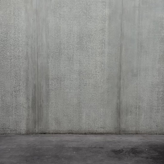 Pantalon droit Aïdama, coupe oversize en coton beige. Porté par une mannequin femme et vu en mouvement à 360°.