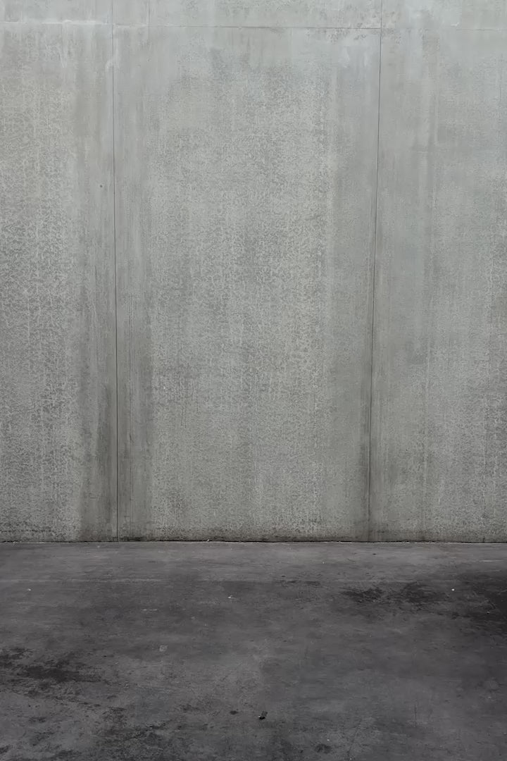 Pantalon droit Aïdama, coupe oversize en coton beige. Porté par une mannequin femme et vu en mouvement à 360°.