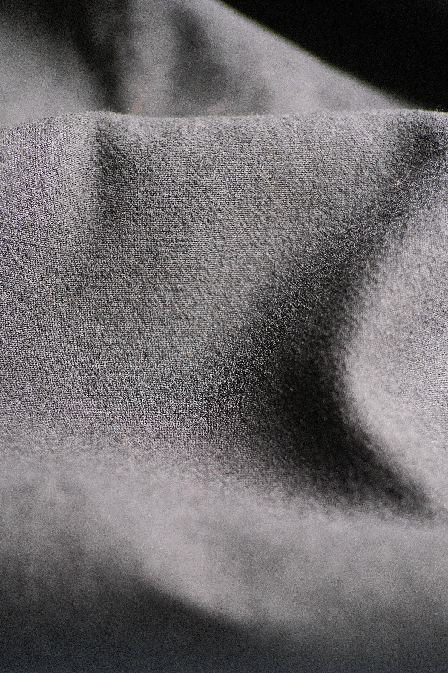 Short Jinbei de la marque Aïdama, coupe ample en laine et lin noir avec sangles ajustables. Vue zoomée sur le tissu.