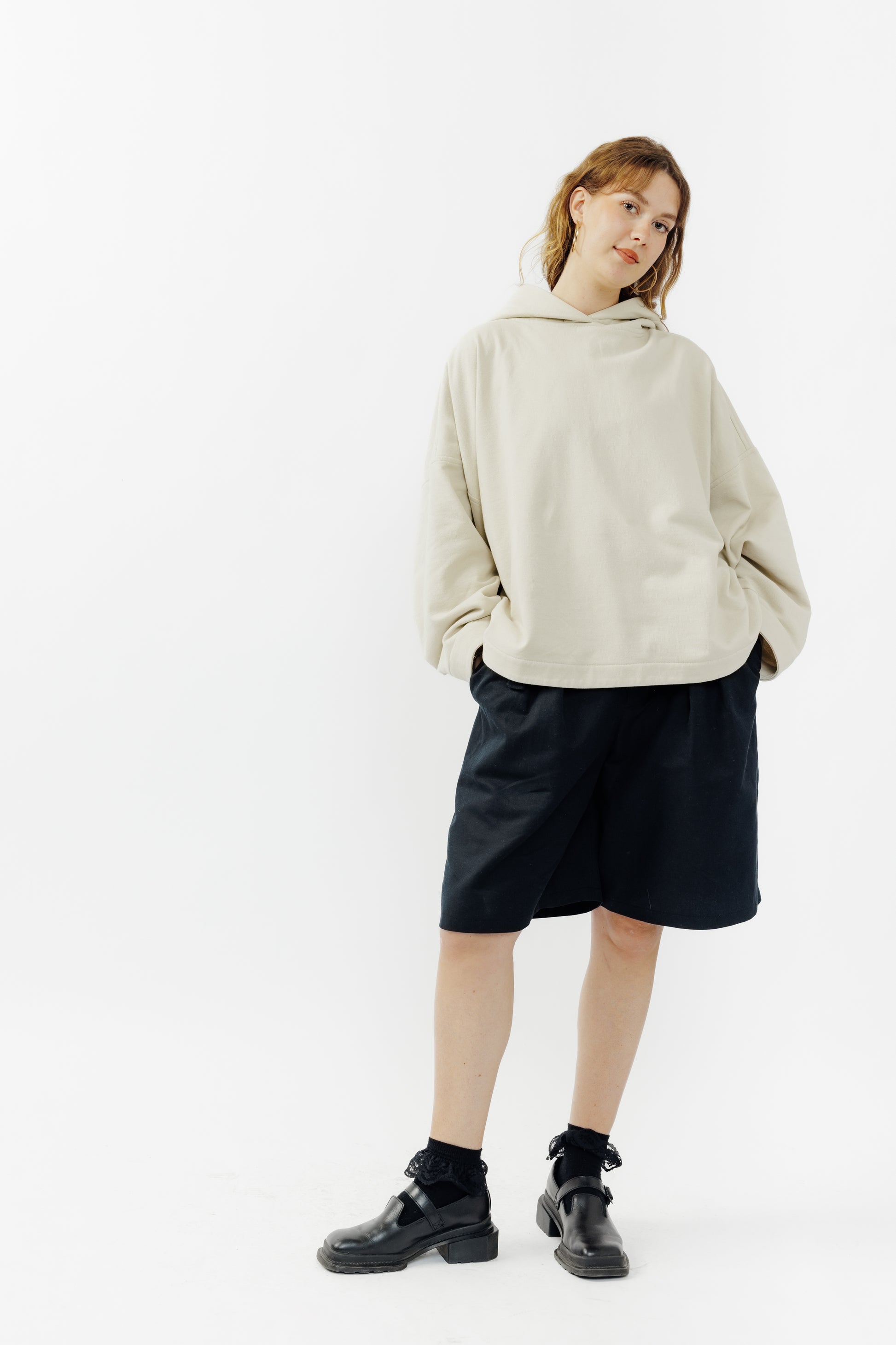 Sweat à capuche oversize Mino de la marque Aïdama en molleton de coton beige. Porté par une mannequin femme et vu de face. 