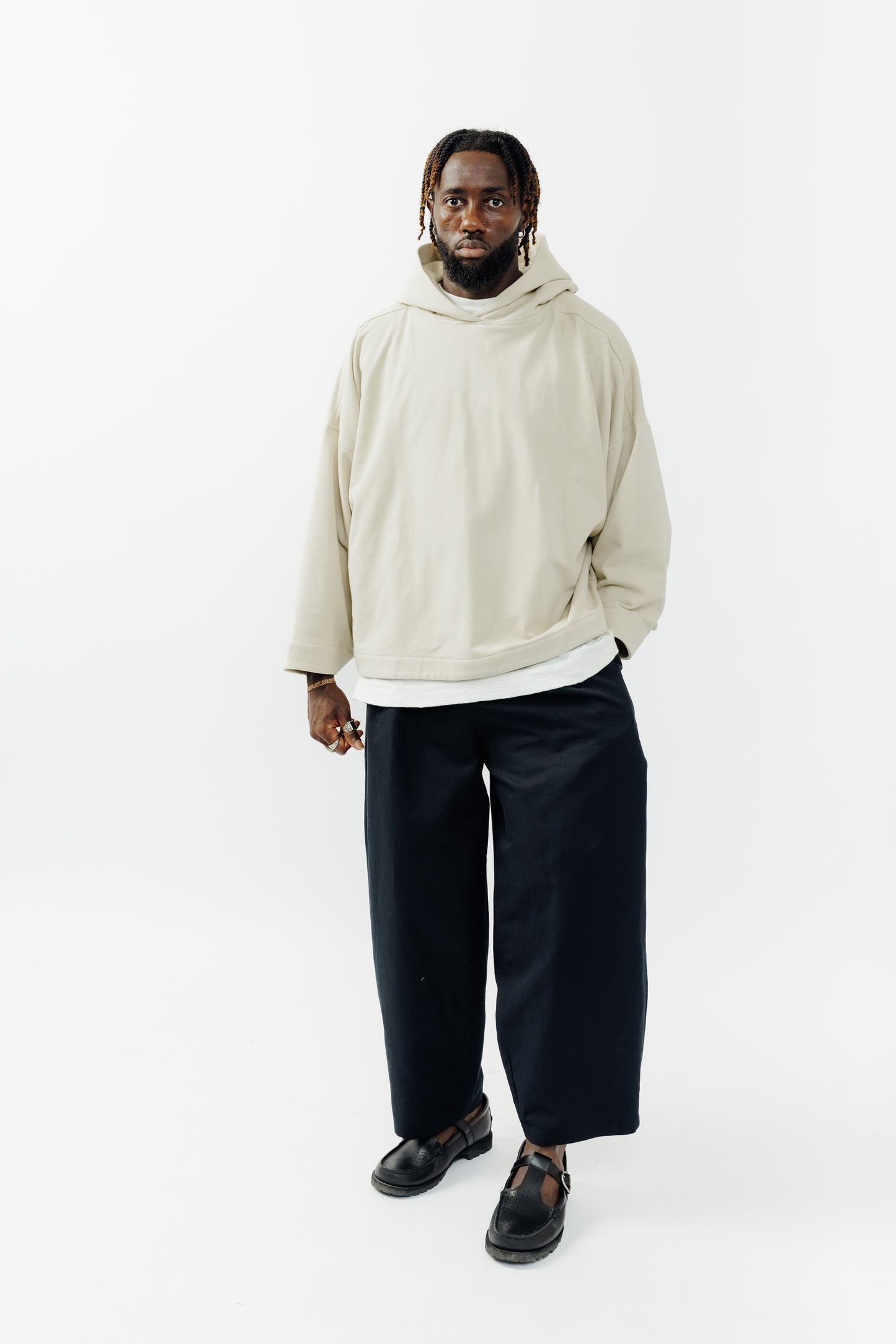 Sweat à capuche oversize Mino de la marque Aïdama en molleton de coton beige. Porté par un mannequin homme et vu de face. 