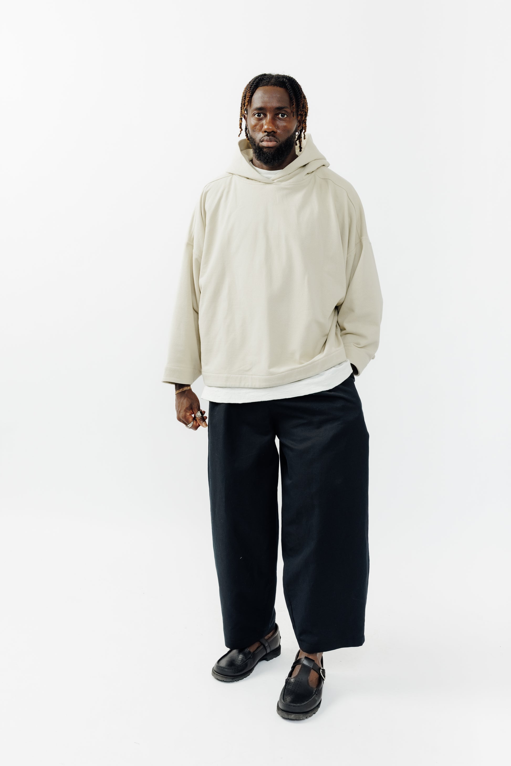 Sweat à capuche oversize Mino de la marque Aïdama en molleton de coton beige. Porté par un mannequin homme et vu de face. 