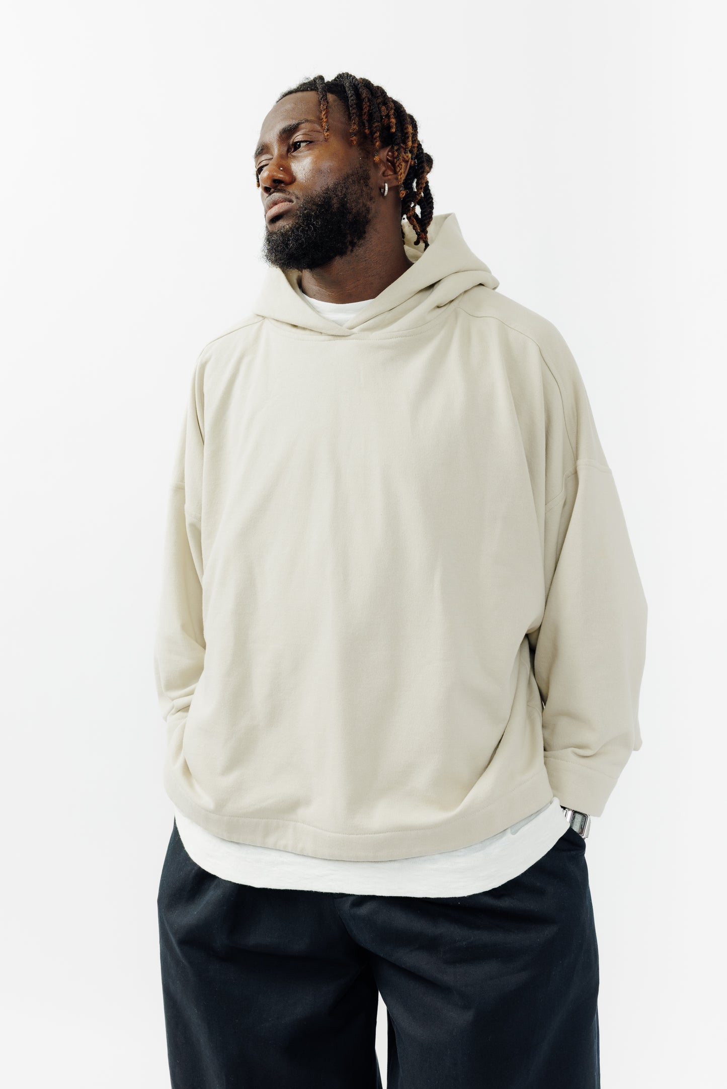 Sweat à capuche oversize Mino de la marque Aïdama en molleton de coton beige. Porté par un mannequin homme et vu de face. 