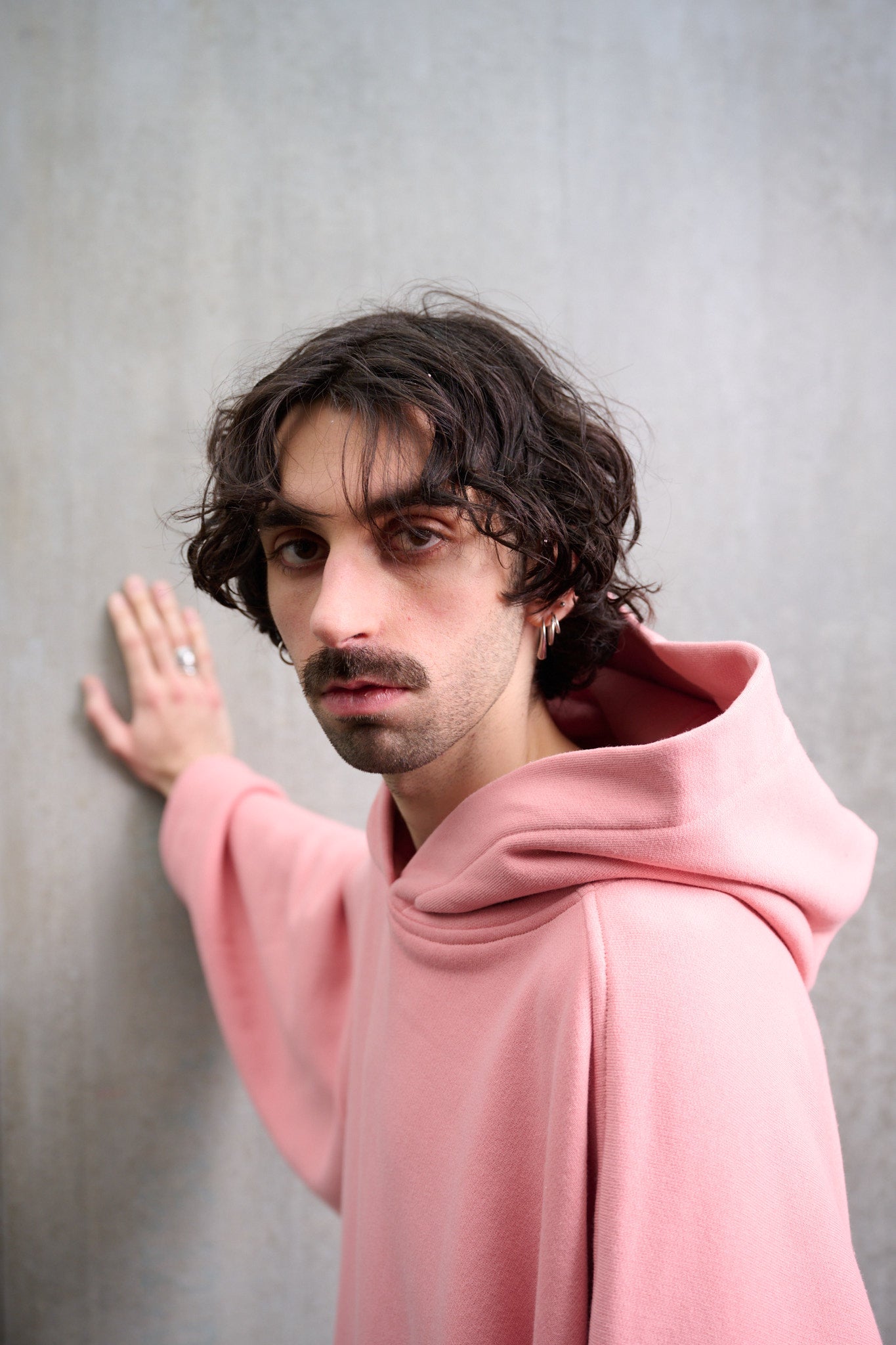 Sweat à capuche oversize en molleton de coton rose pâle Mino de la marque Aïdama. Porté par un mannequin homme et vu zoomé.