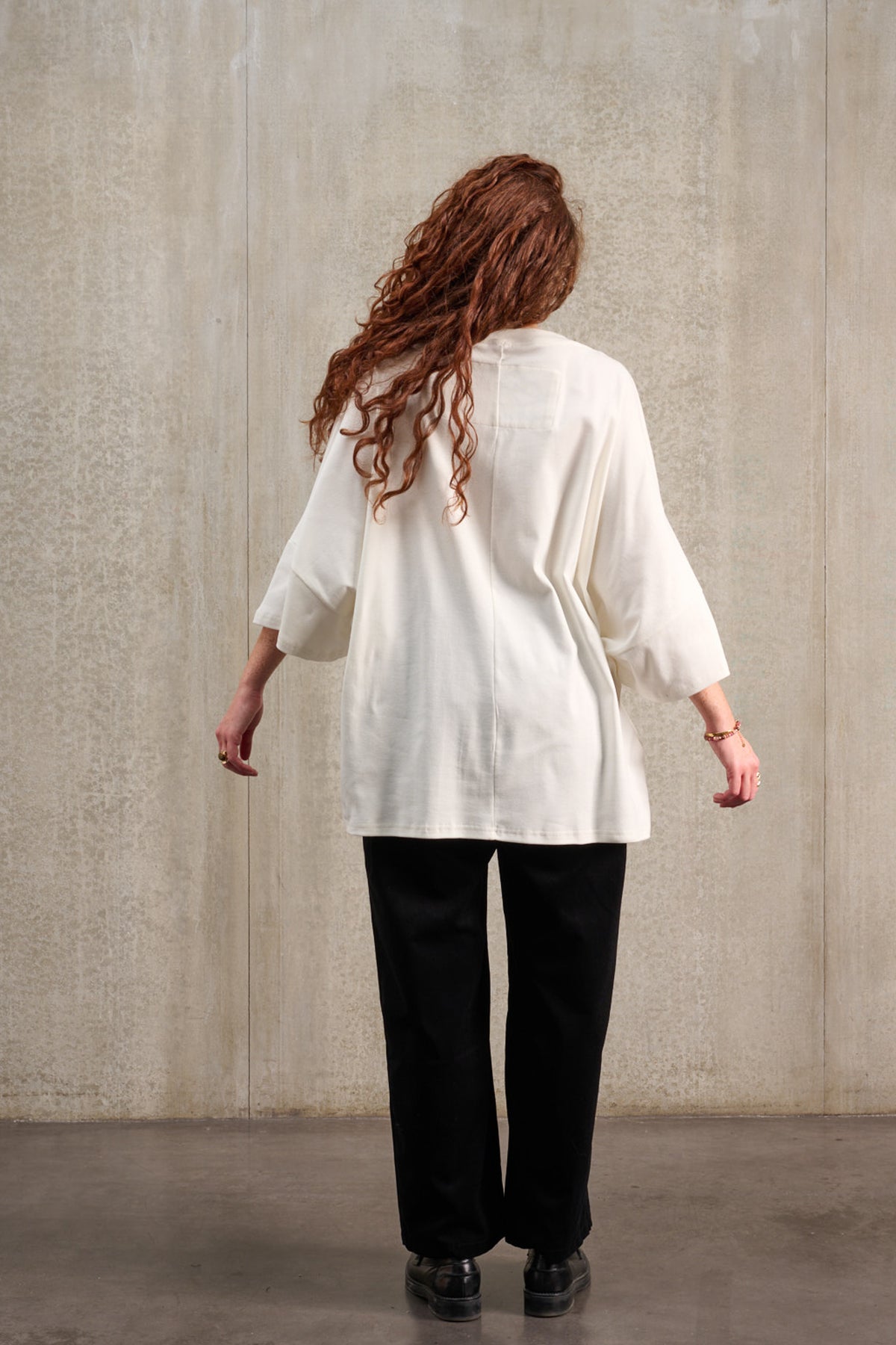 T-shirt oversize à col bateau de la marque Aïdama, modèle Haku en jersey de coton blanc certifié GOTS. Porté par une mannequin femme et vu de dos.