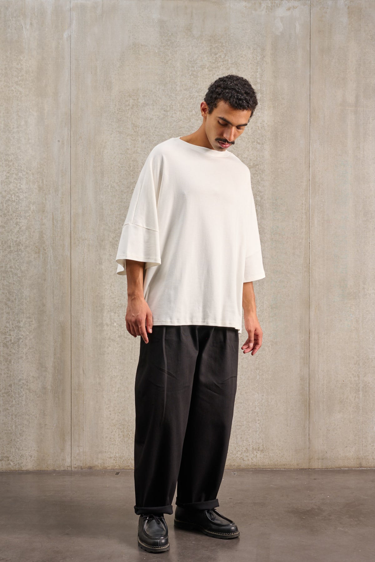 T-shirt oversize à col bateau de la marque Aïdama, modèle Haku en jersey de coton blanc certifié GOTS. Porté par un mannequin homme et vu de face.