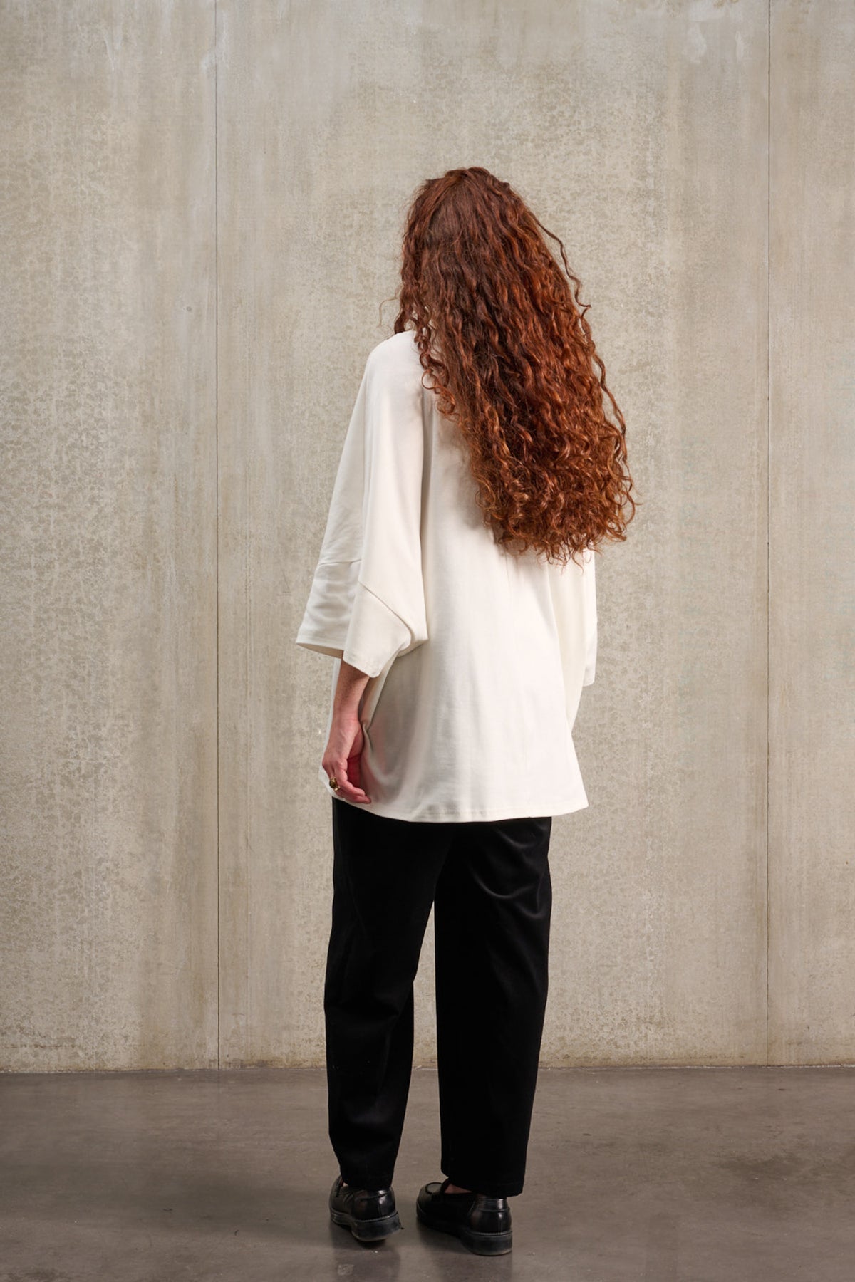 T-shirt oversize à col bateau de la marque Aïdama, modèle Haku en jersey de coton blanc certifié GOTS. Porté par un mannequin homme et vu de dos.