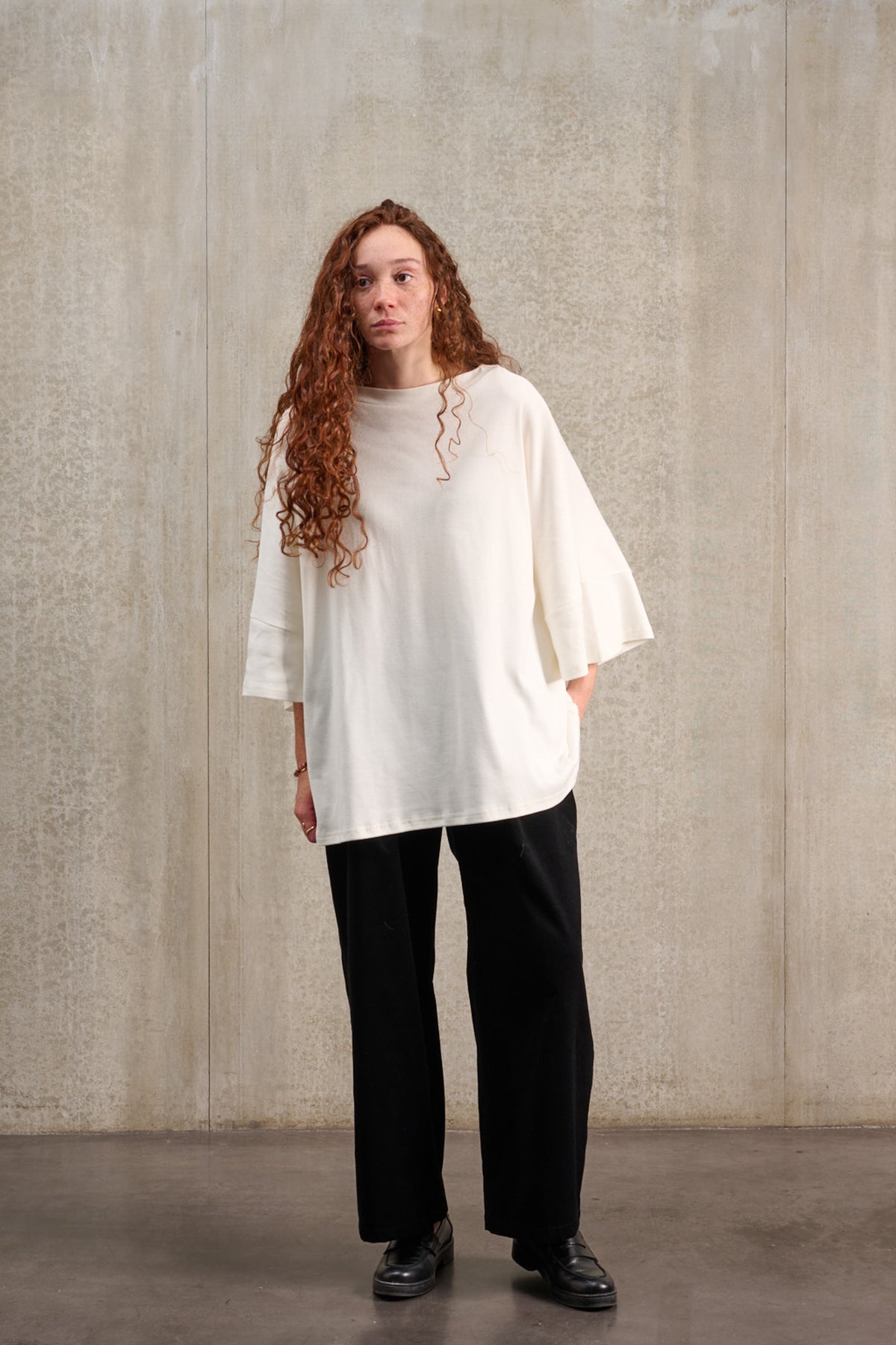T-shirt oversize à col bateau de la marque Aïdama, modèle Haku en jersey de coton blanc certifié GOTS. Porté par une mannequin femme et vu de face.